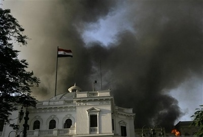 Hỏa hoạn lớn tại Thượng viện, 13 người bị thương - 9