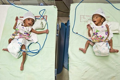 Bà mẹ già nhất thế giới đoàn tụ với cặp song sinh - 1 Bà mẹ già nhất thế giới đoàn tụ với cặp song sinh - 1