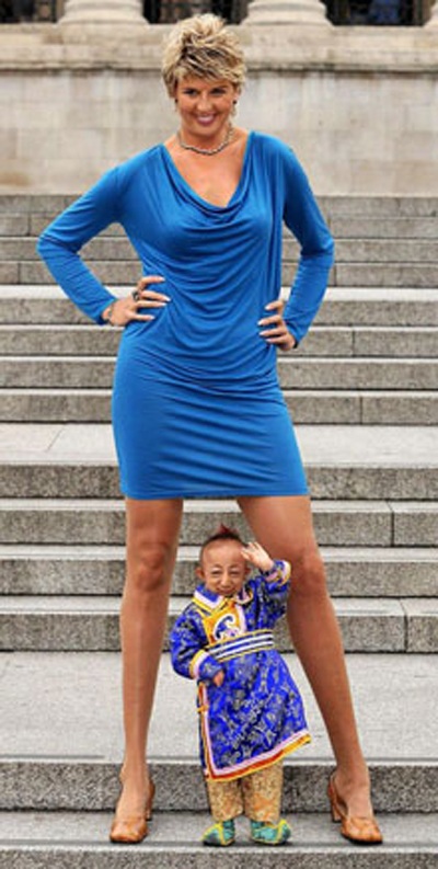 Chùm ảnh: Người lùn nhất "cặp" với chân dài - 1 Chùm ảnh: Người lùn nhất "cặp" với chân dài - 1