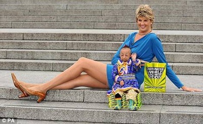 Chùm ảnh: Người lùn nhất "cặp" với chân dài - 4 Chùm ảnh: Người lùn nhất "cặp" với chân dài - 4