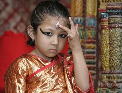 Bé gái 6 tuổi lên ngôi nữ thánh sống tại Nepal - 1