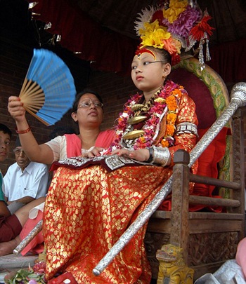 Bé gái 6 tuổi lên ngôi nữ thánh sống tại Nepal - 2