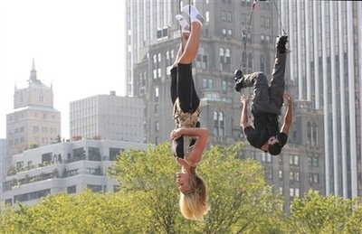 Chùm ảnh: Treo người lộn ngược trong 60 giờ (video) - 4