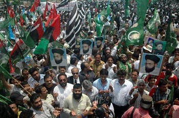 Pakistan tê liệt vì bạo động chính trị - 1