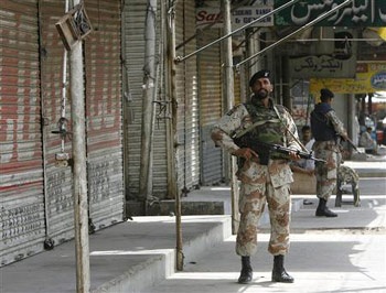 Pakistan tê liệt vì bạo động chính trị - 2