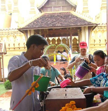 Tưng bừng lễ hội đón năm mới ở Lào - 5