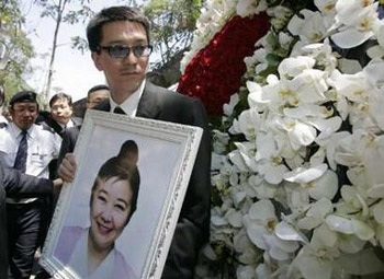 Lễ tang ngập hoa cho nữ tỉ phú giàu nhất châu Á - 4