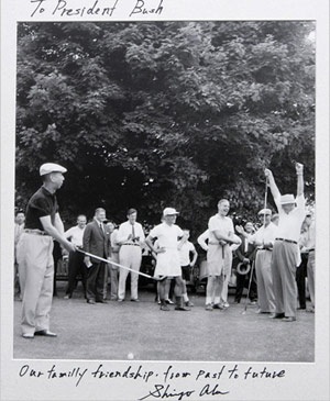 Bush - Abe: quá khứ bắc cầu cho tình bạn - 1