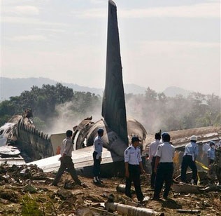 Chùm ảnh vụ cháy máy bay tại Indonesia - 10