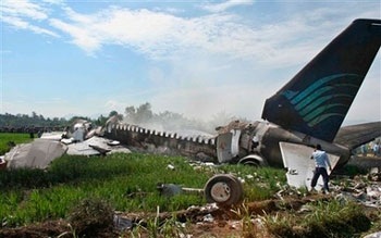 Chùm ảnh vụ cháy máy bay tại Indonesia - 3