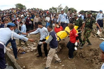 Chùm ảnh vụ cháy máy bay tại Indonesia - 6