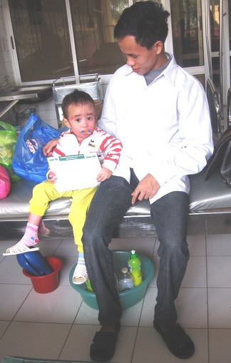 Nguyễn Văn Tiến tiếp tục nhận quà từ Quỹ Nhân ái - 2 Nguyễn Văn Tiến tiếp tục nhận quà từ Quỹ Nhân ái - 2