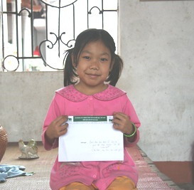 Bé Nguyễn Thị Hà nhận quà bạn đọc ủng hộ - 1