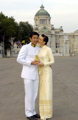 Hoa hậu hoàn vũ được công chúa Thái Lan ban nước rửa tội - 1