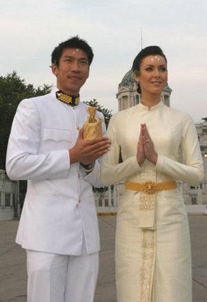 Hoa hậu hoàn vũ được công chúa Thái Lan ban nước rửa tội - 3 Hoa hậu hoàn vũ được công chúa Thái Lan ban nước rửa tội - 3