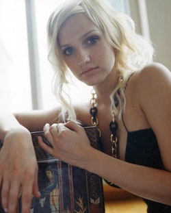 Ashlee: "Tôi sexy hơn Jessica Simpson" - 1