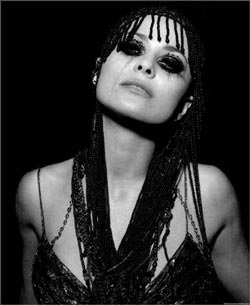 Carmen Electra gây "sốc" trên Flaunt - 3