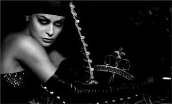 Carmen Electra gây "sốc" trên Flaunt - 4