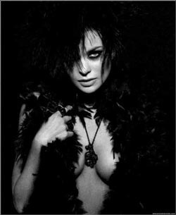 Carmen Electra gây "sốc" trên Flaunt - 5