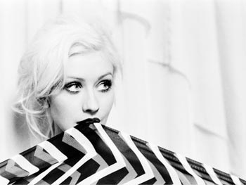 Christina Aguilera trở lại với hình ảnh bốc lửa - 3 Christina Aguilera trở lại với hình ảnh bốc lửa - 3