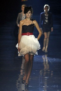 Emporio Armani: Một vẻ đẹp gợi cảm và táo bạo - 11