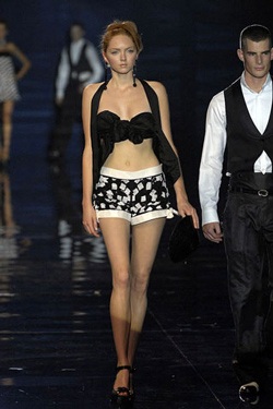 Emporio Armani: Một vẻ đẹp gợi cảm và táo bạo - 14