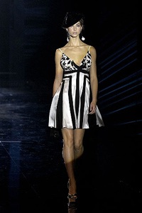 Emporio Armani: Một vẻ đẹp gợi cảm và táo bạo - 16