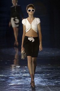 Emporio Armani: Một vẻ đẹp gợi cảm và táo bạo - 19