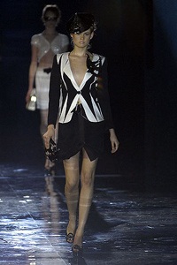 Emporio Armani: Một vẻ đẹp gợi cảm và táo bạo - 22