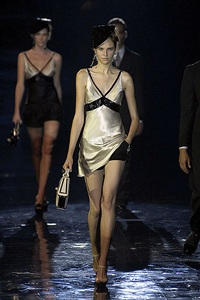 Emporio Armani: Một vẻ đẹp gợi cảm và táo bạo - 24