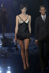 Emporio Armani: Một vẻ đẹp gợi cảm và táo bạo - 25