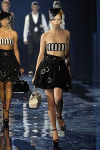 Emporio Armani: Một vẻ đẹp gợi cảm và táo bạo - 26