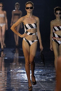 Emporio Armani: Một vẻ đẹp gợi cảm và táo bạo - 27