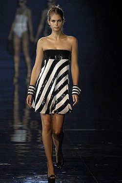 Emporio Armani: Một vẻ đẹp gợi cảm và táo bạo - 28