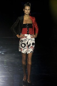 Emporio Armani: Một vẻ đẹp gợi cảm và táo bạo - 3