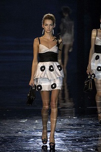 Emporio Armani: Một vẻ đẹp gợi cảm và táo bạo - 15