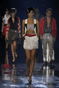 Emporio Armani: Một vẻ đẹp gợi cảm và táo bạo - 9