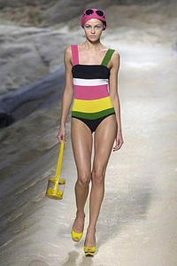 Kenzo: Kimono mang phong cách hiện đại và gợi cảm - 10 Kenzo: Kimono mang phong cách hiện đại và gợi cảm - 10