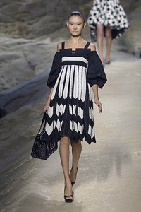 Kenzo: Kimono mang phong cách hiện đại và gợi cảm - 11 Kenzo: Kimono mang phong cách hiện đại và gợi cảm - 11