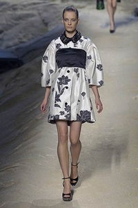 Kenzo: Kimono mang phong cách hiện đại và gợi cảm - 14 Kenzo: Kimono mang phong cách hiện đại và gợi cảm - 14