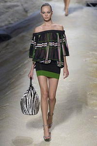 Kenzo: Kimono mang phong cách hiện đại và gợi cảm - 15 Kenzo: Kimono mang phong cách hiện đại và gợi cảm - 15