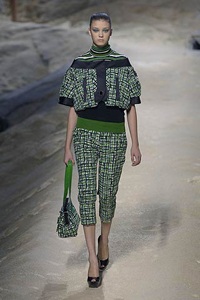 Kenzo: Kimono mang phong cách hiện đại và gợi cảm - 16 Kenzo: Kimono mang phong cách hiện đại và gợi cảm - 16