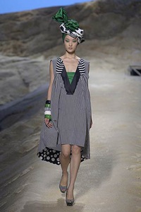 Kenzo: Kimono mang phong cách hiện đại và gợi cảm - 2 Kenzo: Kimono mang phong cách hiện đại và gợi cảm - 2