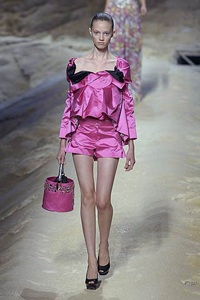 Kenzo: Kimono mang phong cách hiện đại và gợi cảm - 20 Kenzo: Kimono mang phong cách hiện đại và gợi cảm - 20