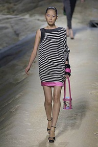 Kenzo: Kimono mang phong cách hiện đại và gợi cảm - 4 Kenzo: Kimono mang phong cách hiện đại và gợi cảm - 4