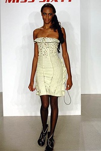 Miss Sixty: Một phong cách ngổ ngáo - 19