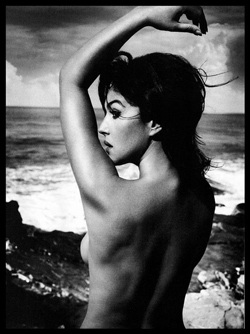 Monica Bellucci - "hở mà kín" trên ấn phẩm GQ  - 6