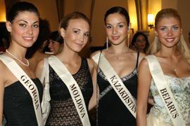 Hoa hậu Mai Phương Thuý tung tăng trên đường phố Wroclaw  - 6