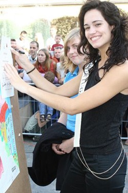 Hoa hậu Mai Phương Thuý tung tăng trên đường phố Wroclaw  - 9