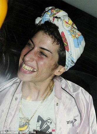 Amy Winehouse lại nhập viện - 2 Amy Winehouse lại nhập viện - 2